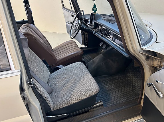 Mercedes-Benz 190 C 17 of 26