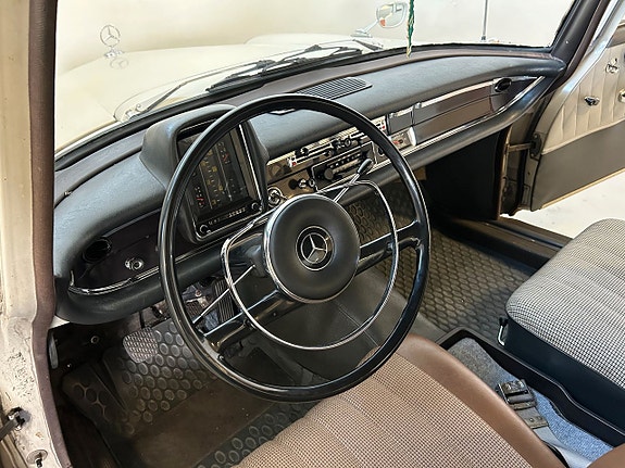 Mercedes-Benz 190 C 15 of 26