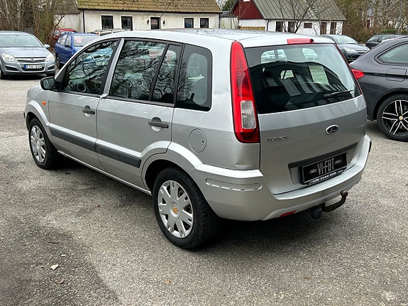 Ford Fusion 4 of 5