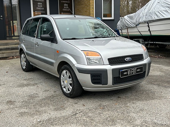 Ford Fusion 2 of 5
