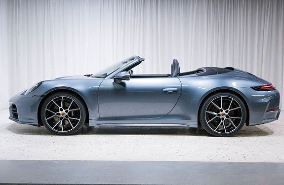 Porsche 911 Carrera 4 of 5