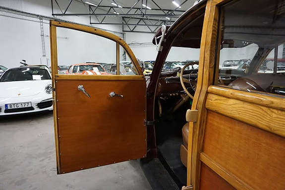 Ford Super Deluxe 12 of 27