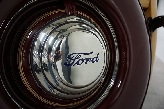 Ford Super Deluxe 9 of 27
