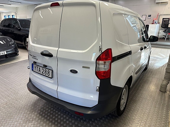 Ford Transit Courier 4 of 5