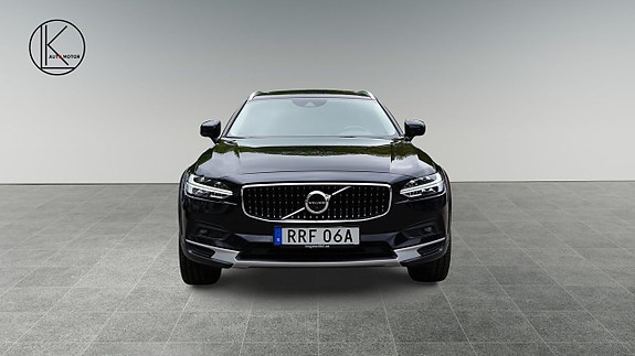 Volvo V90 Cross Country 2 of 5