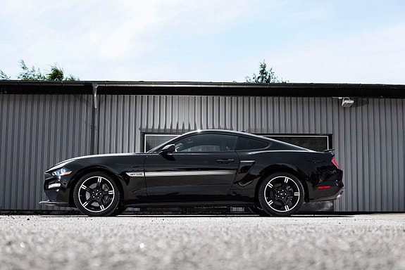 Ford Mustang 2 of 5