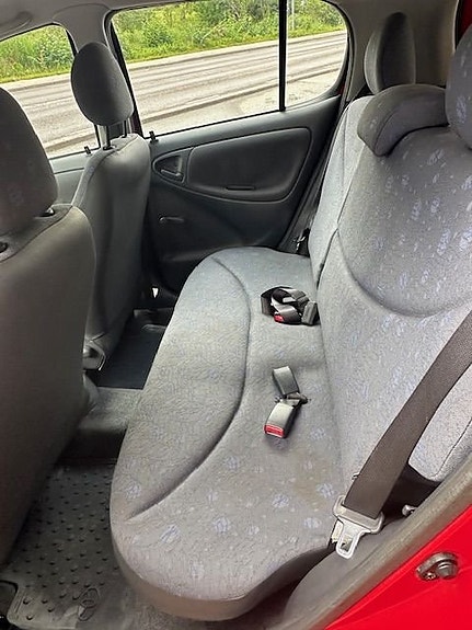 Toyota Yaris 9 of 10