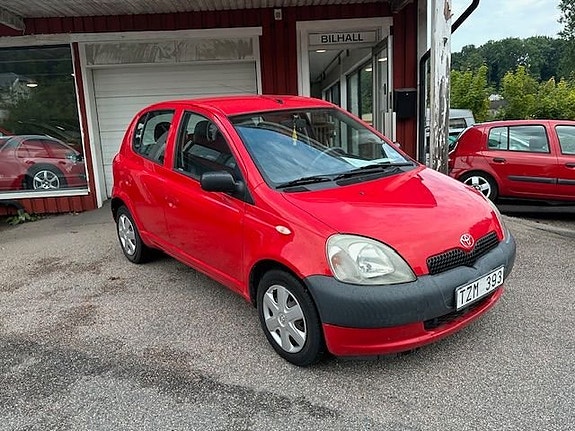 Toyota Yaris 3 of 10