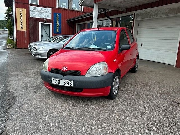 Toyota Yaris 2 of 10