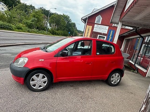 Toyota Yaris 8 of 10