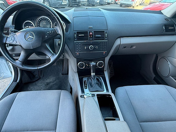 Mercedes-Benz C200 12 of 17