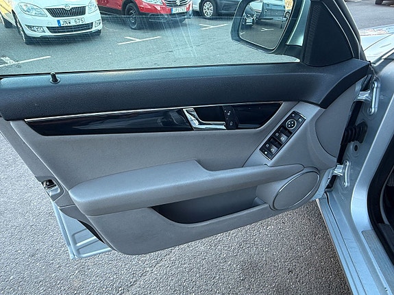 Mercedes-Benz C200 14 of 17
