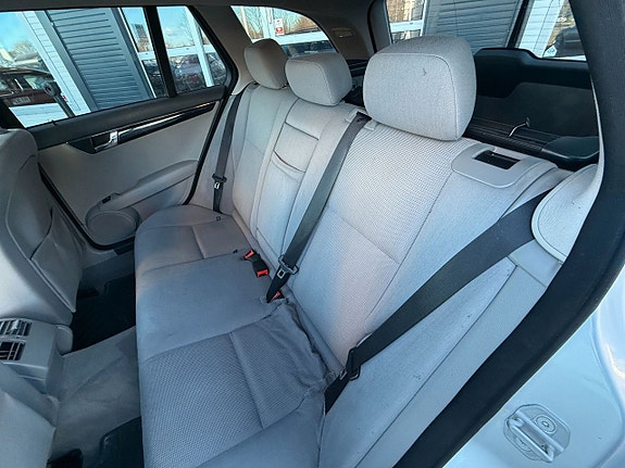 Mercedes-Benz C200 11 of 17