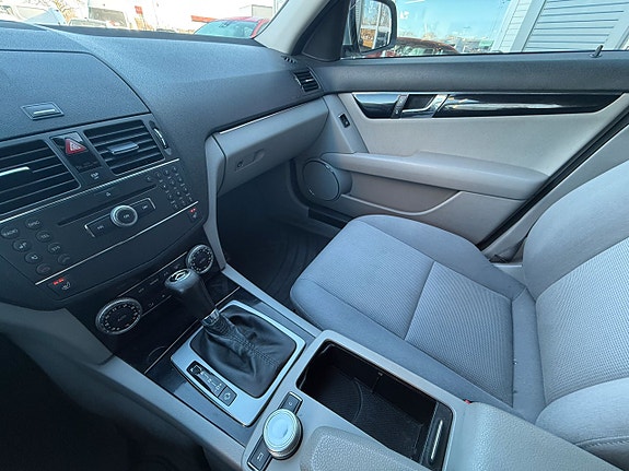 Mercedes-Benz C200 17 of 17