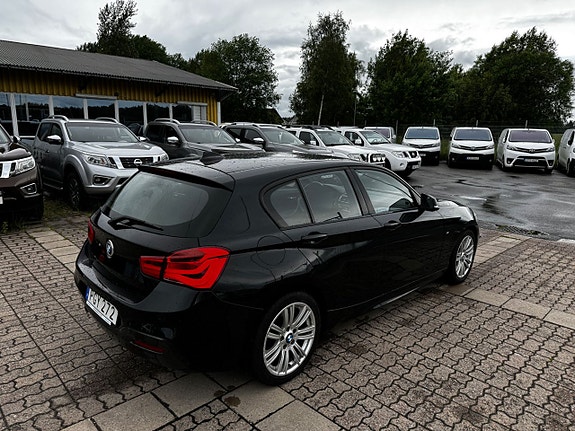 BMW 118i 3 of 5