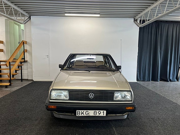 Volkswagen Jetta 2 of 5