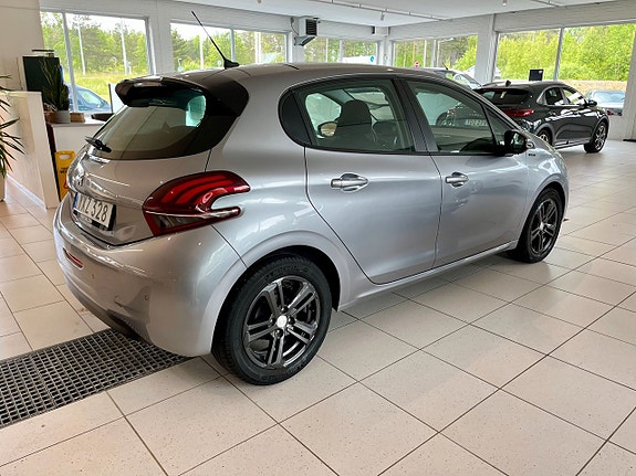Peugeot 208 3 of 14
