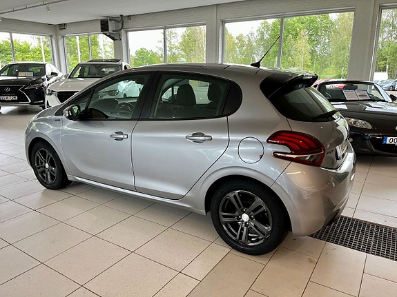 Peugeot 208 2 of 14