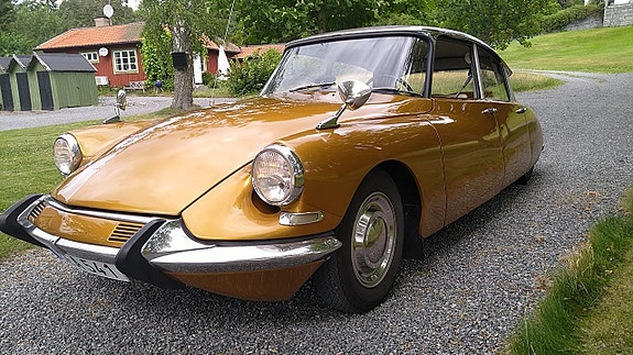 Citroen DS19 2 of 5