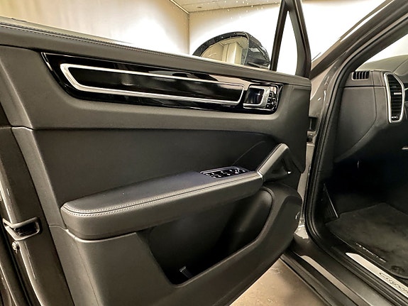 Porsche Cayenne Coupe 14 of 16