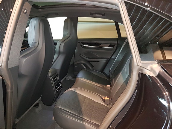 Porsche Macan 4 9 of 12