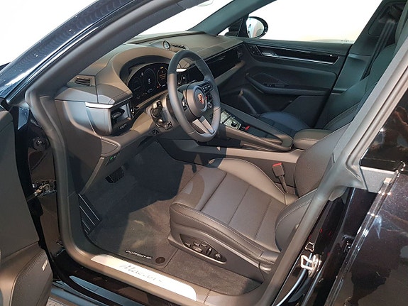Porsche Macan 4 6 of 12