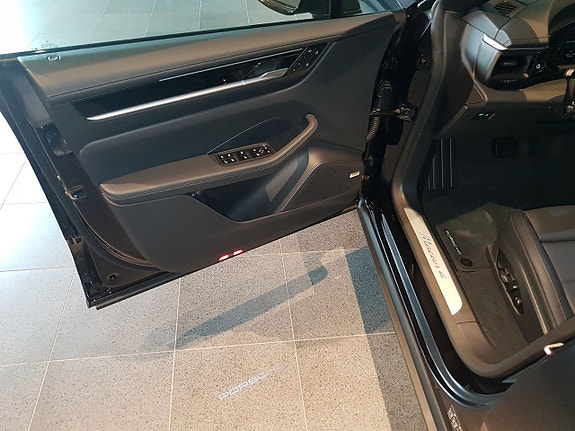 Porsche Macan 4 7 of 12