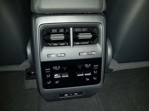 Porsche Macan 4 11 of 12