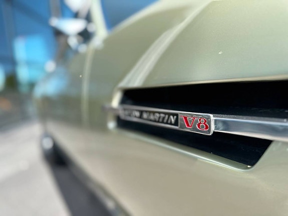 Aston Martin V8 4 of 5