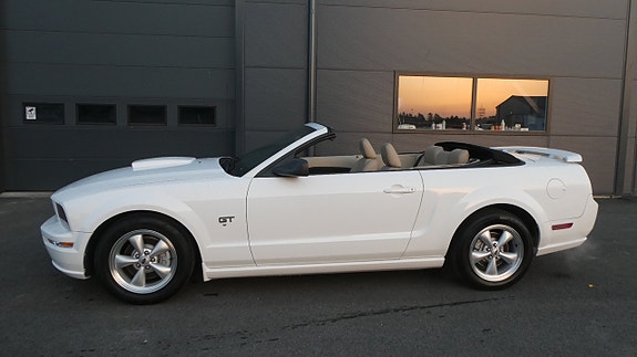 Ford Mustang 2 of 19