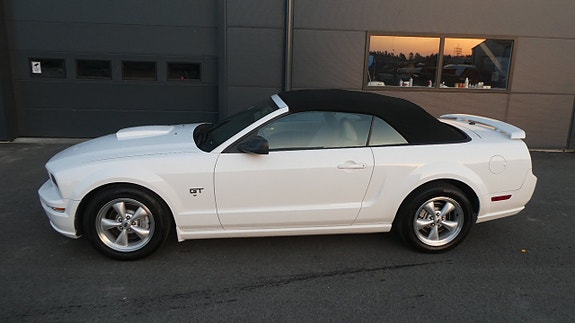 Ford Mustang 4 of 19