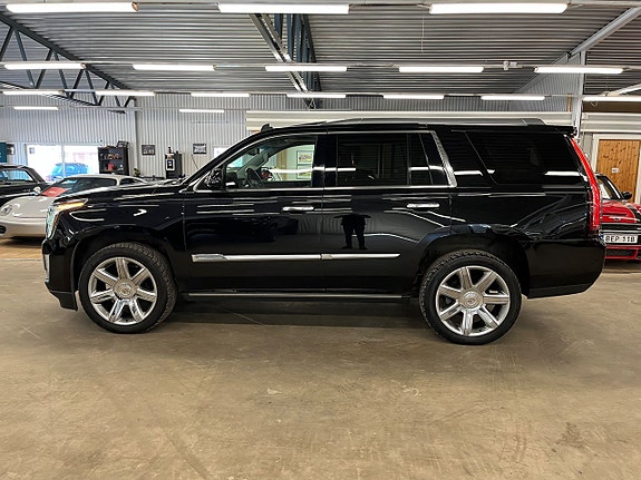 Cadillac Escalade 5 of 5