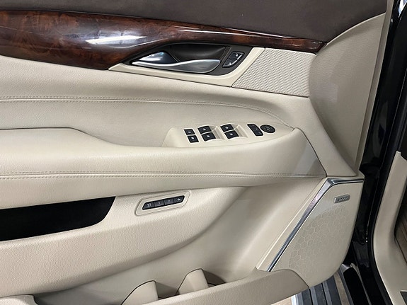 Cadillac Escalade 8 of 11
