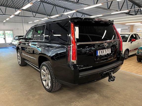 Cadillac Escalade 4 of 5