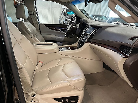 Cadillac Escalade 11 of 11