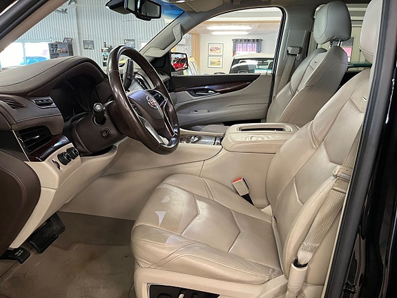 Cadillac Escalade 9 of 11