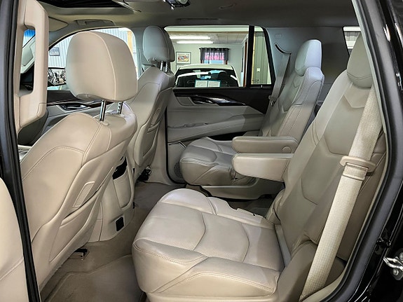 Cadillac Escalade 6 of 11