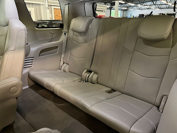 Cadillac Escalade 7 of 11