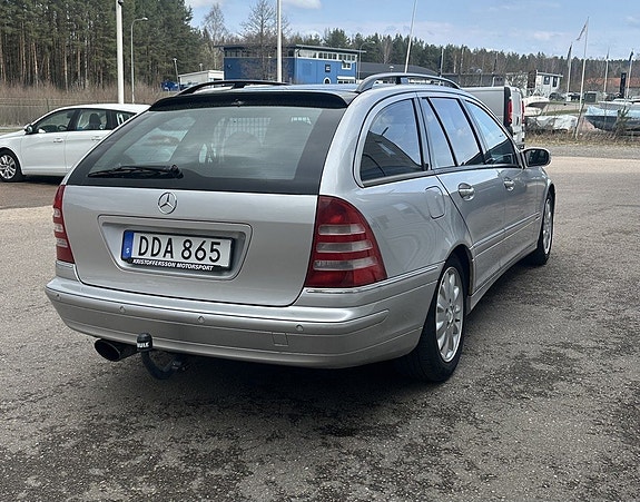 Mercedes-Benz C320 3 of 7