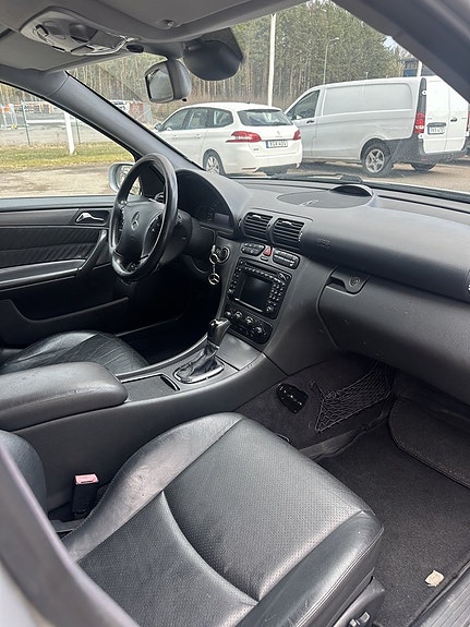 Mercedes-Benz C320 5 of 7