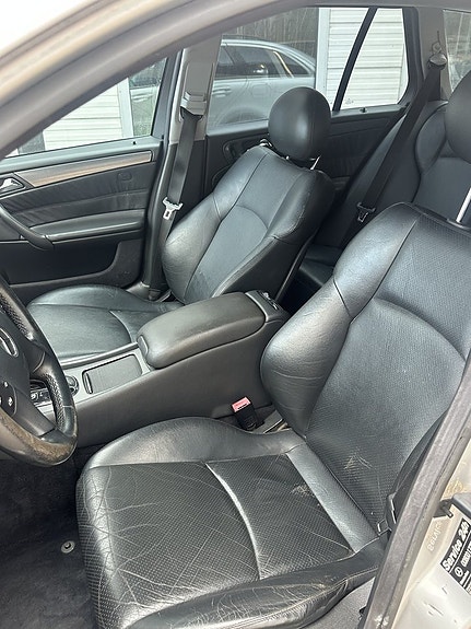Mercedes-Benz C320 6 of 7