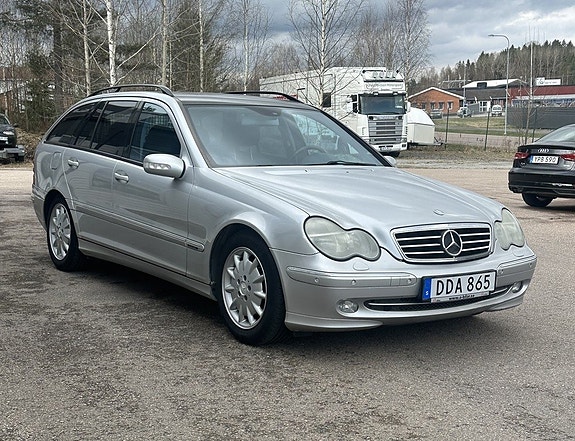Mercedes-Benz C320 2 of 7