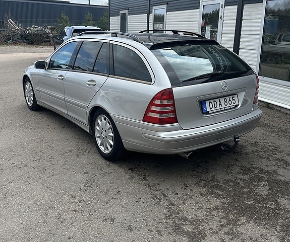 Mercedes-Benz C320 4 of 7