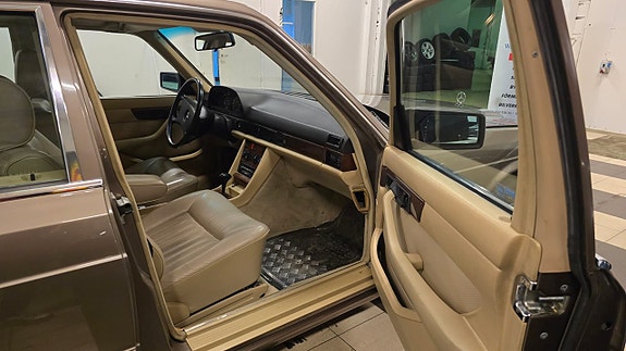 Mercedes-Benz 420 SE 13 of 22