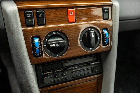 Mercedes-Benz 230 E 12 of 21