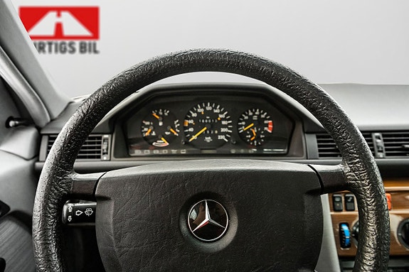 Mercedes-Benz 230 E 10 of 21