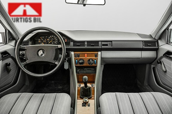 Mercedes-Benz 230 E 4 of 5
