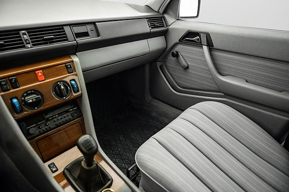 Mercedes-Benz 230 E 15 of 21