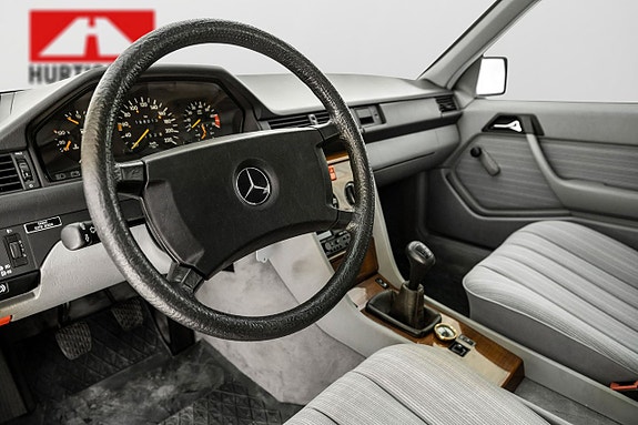 Mercedes-Benz 230 E 17 of 21