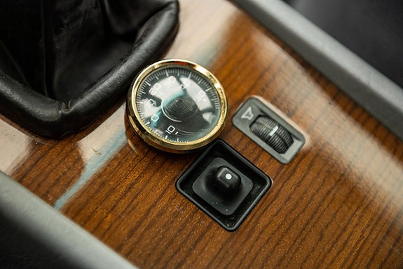 Mercedes-Benz 230 E 14 of 21